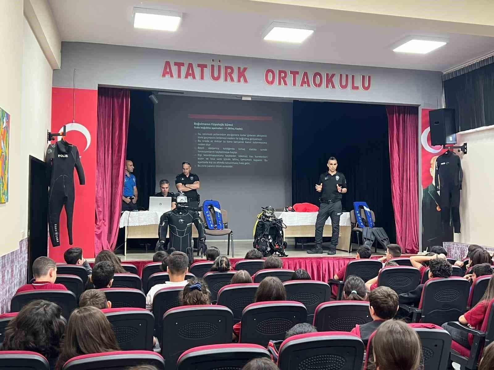 Bursa'da polisin öğrencilere verdiği boğulma tehlikesine karşı eğitimden bir kare.