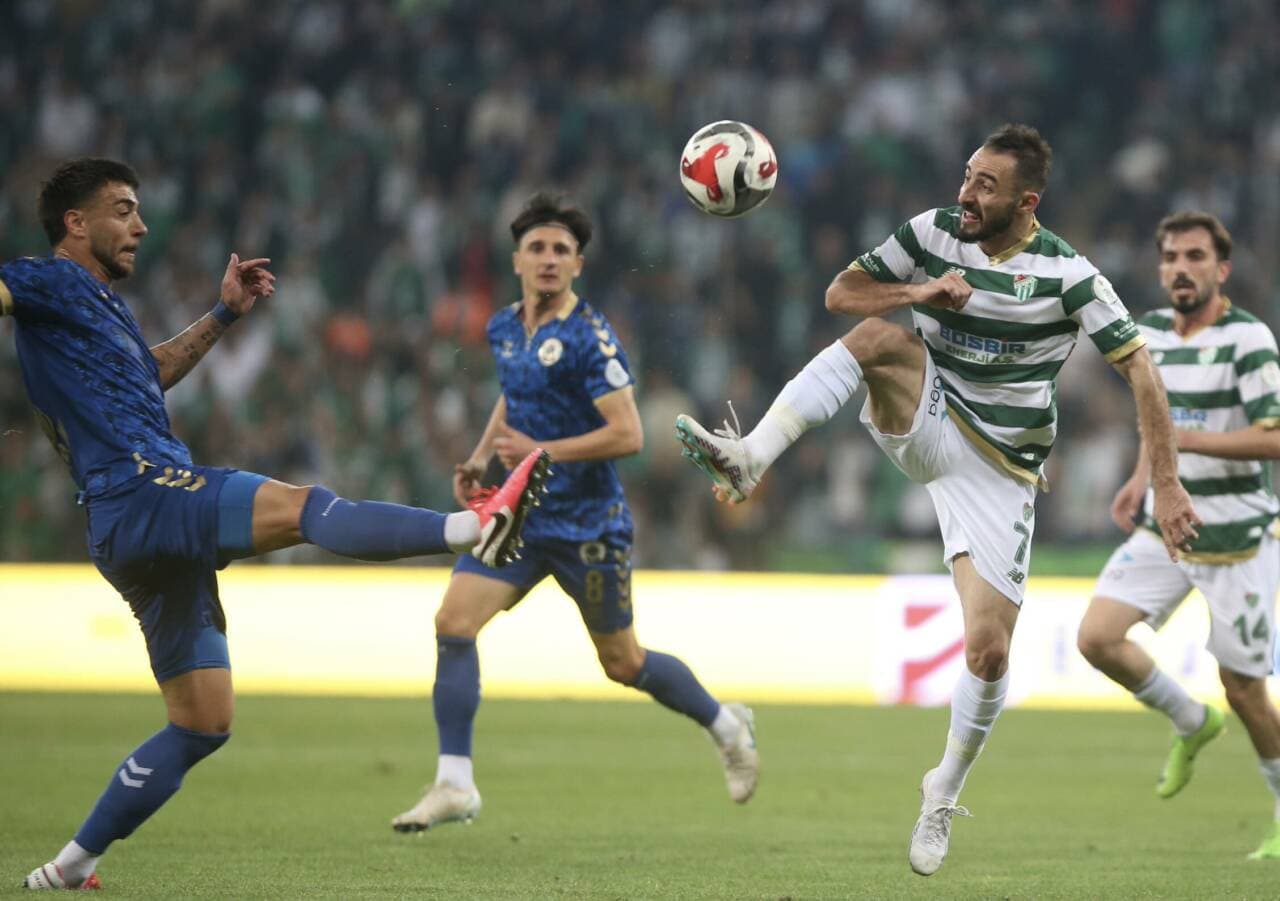 Bursaspor'dan Ayrılan Hamza Gür, Aliağa FK ile Anlaşmaya Yakın