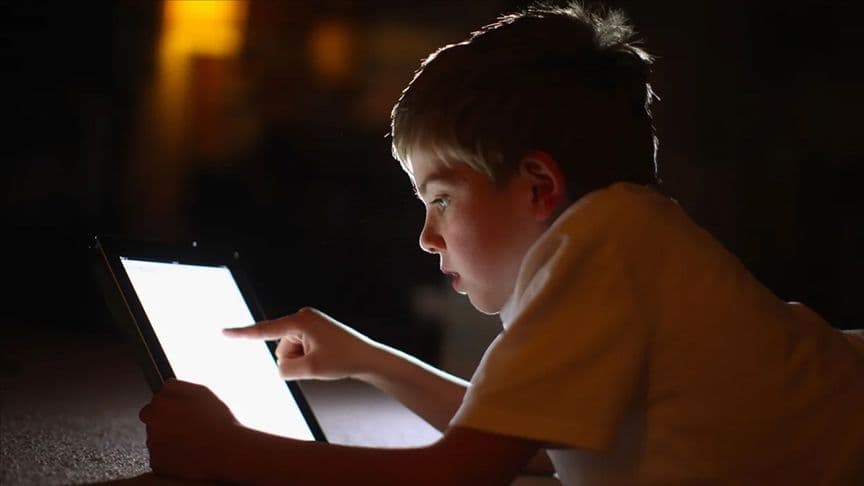 Çocuk tablet kullanırken, sosyal medya ve oyun platformları düzenlemeleri.