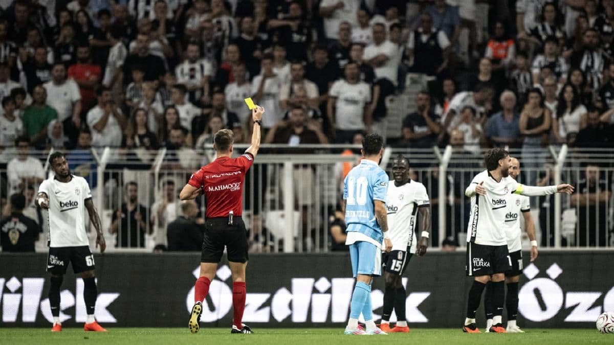 Beşiktaş maçında hakemin futbolculara sarı kart gösterdiği an.