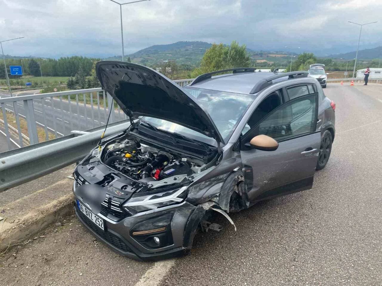 Bursa İnegöl'de meydana gelen trafik kazasında bariyerlere çarpmış hasarlı otomobil.