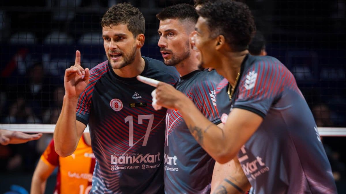 Ziraat Bankkart voleybolcuları maç sırasında, takım formalarıyla sahada