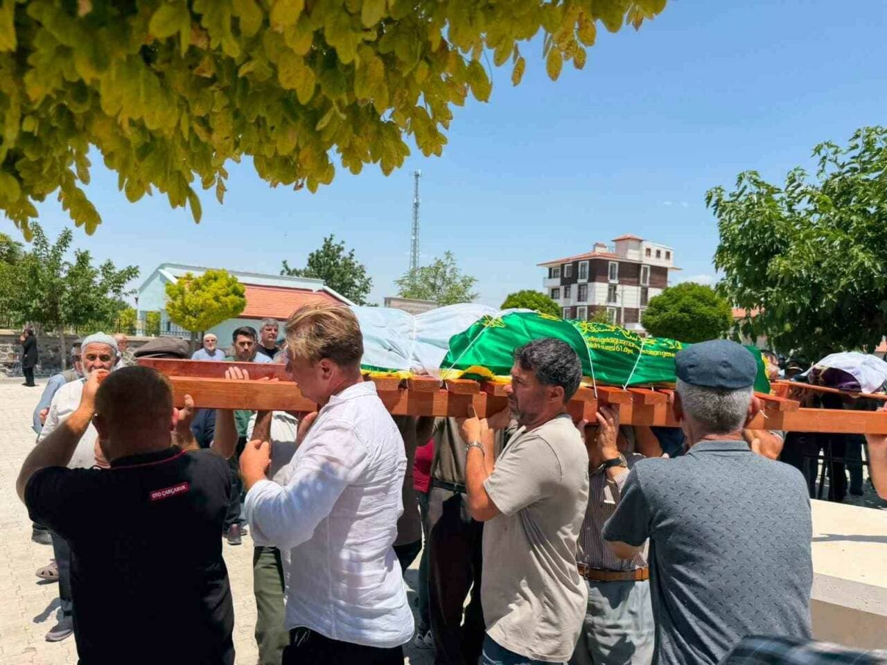 Konya'da anne ve kızının cenaze töreninde tabutları taşınırken çekilmiş fotoğraf.