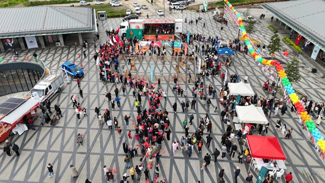 Osmangazi Meydanı'nda 23 Nisan Çocuk Bayramı kutlamaları, kalabalık, etkinlikler