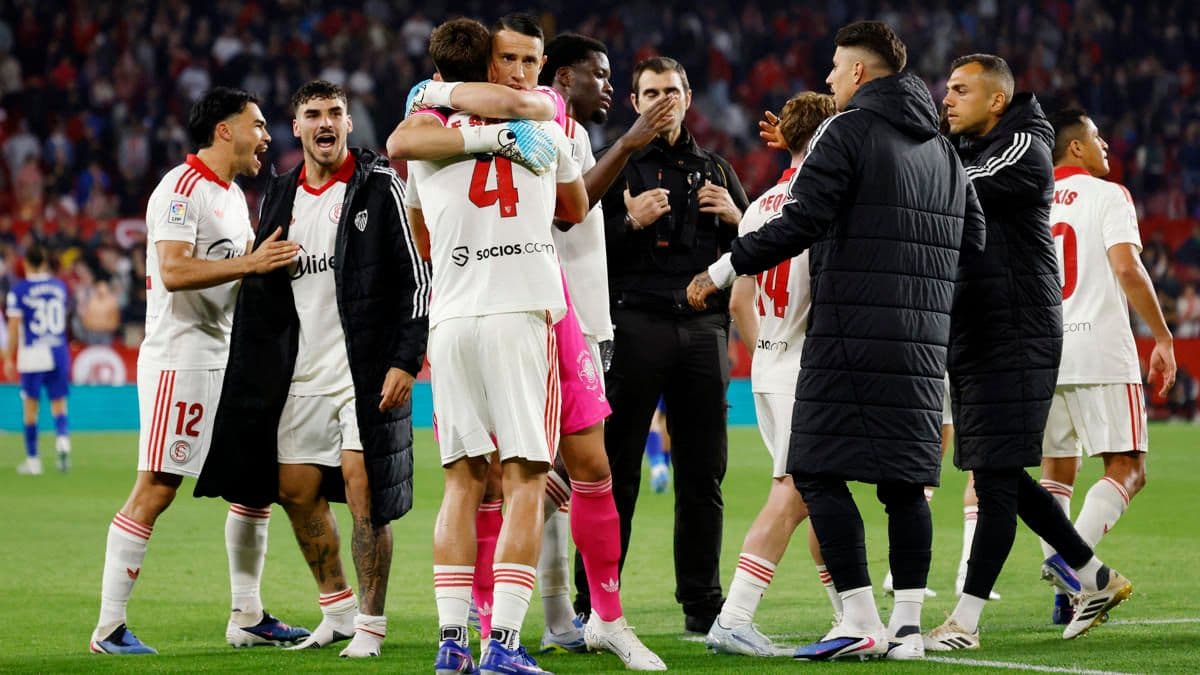 Sevilla futbolcuları, Real Sociedad galibiyetini sahada kutluyor.