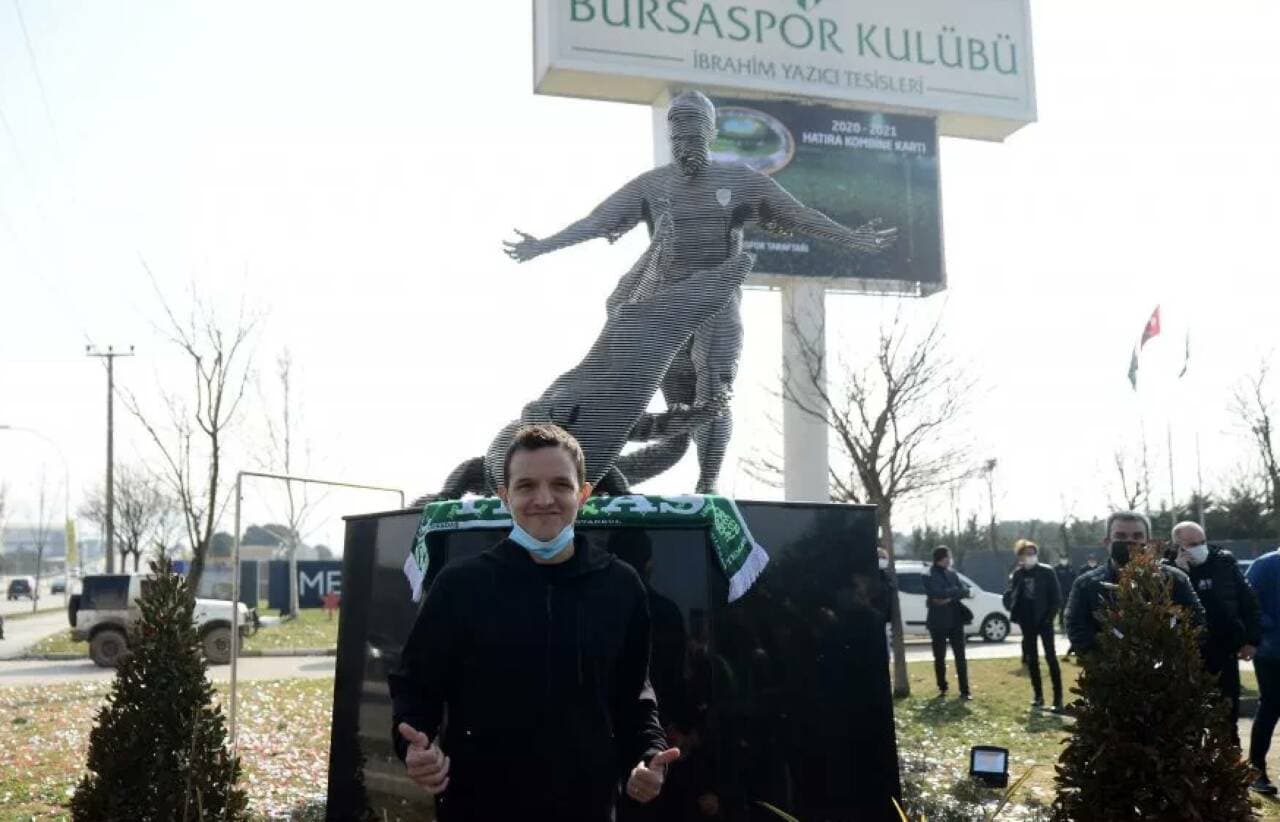 Bursaspor'da Batalla Heykeli Tesislerdeki Yeni Yerine Taşınıyor