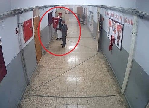 Bursa İnegöl'de okul koridorunda Türk bayrağını düzelten öğrenciler.