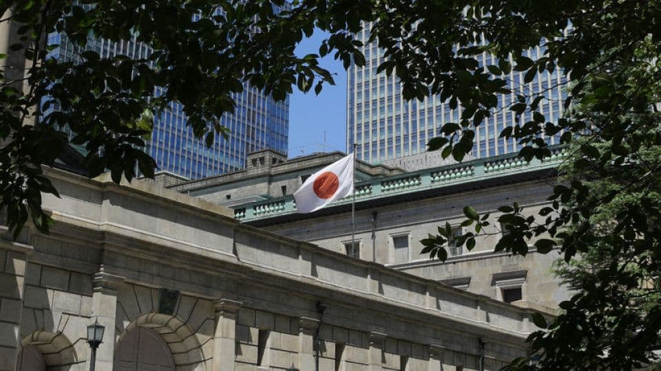 Japonya Merkez Bankası binası ve Japon bayrağı