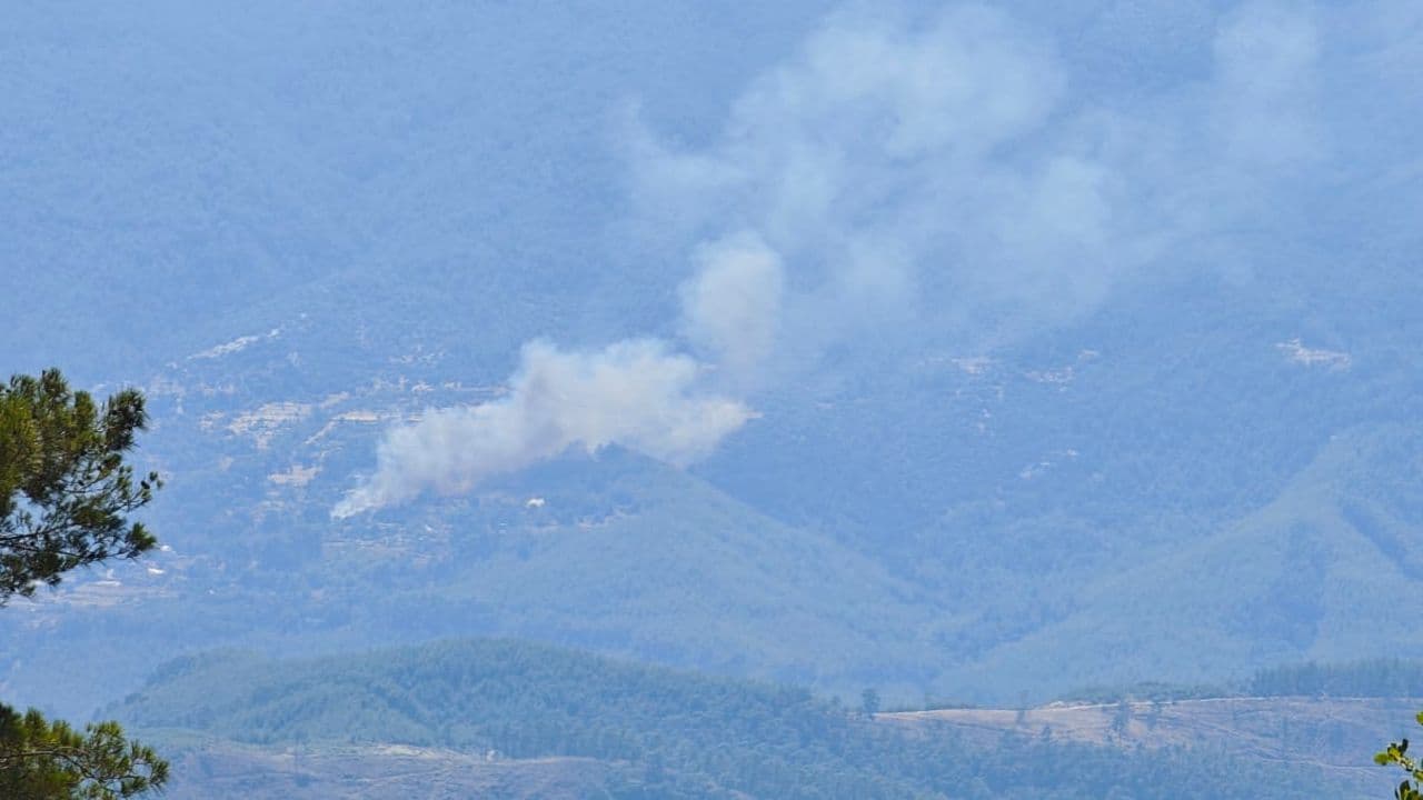 Antalya'da ormanlık alandan yükselen dumanlar, orman yangını.