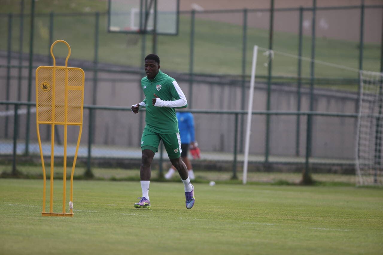 Bursaspor Kampına Gineli Forvet Abdoulaye Sylla Katıldı