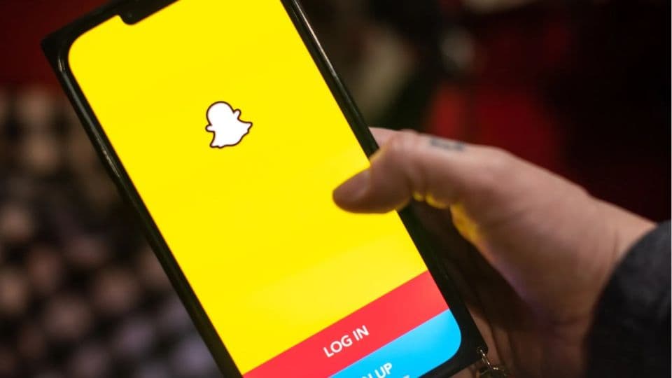 Snapchat logosu bir akıllı telefon ekranında