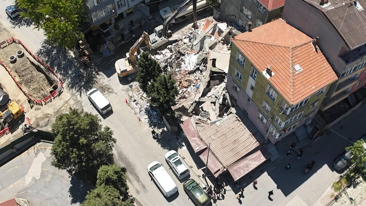 İstanbul Halkalı'da kentsel dönüşüm yıkımında çöken bina enkazı ve olay yeri.