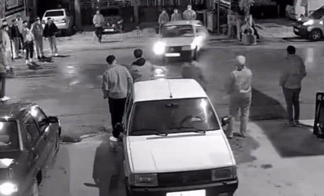 Bilecik'te drift yapan araç ve çevresindeki insanlar