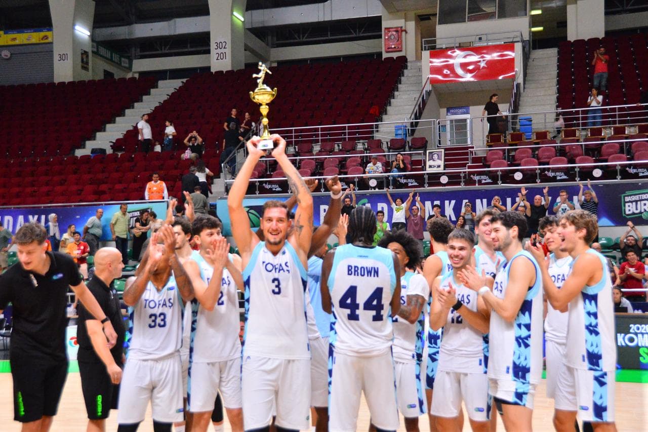 TOFAŞ basketbol takımı oyuncuları Cevat Soydaş Turnuvası şampiyonluk kupasını kaldırırken