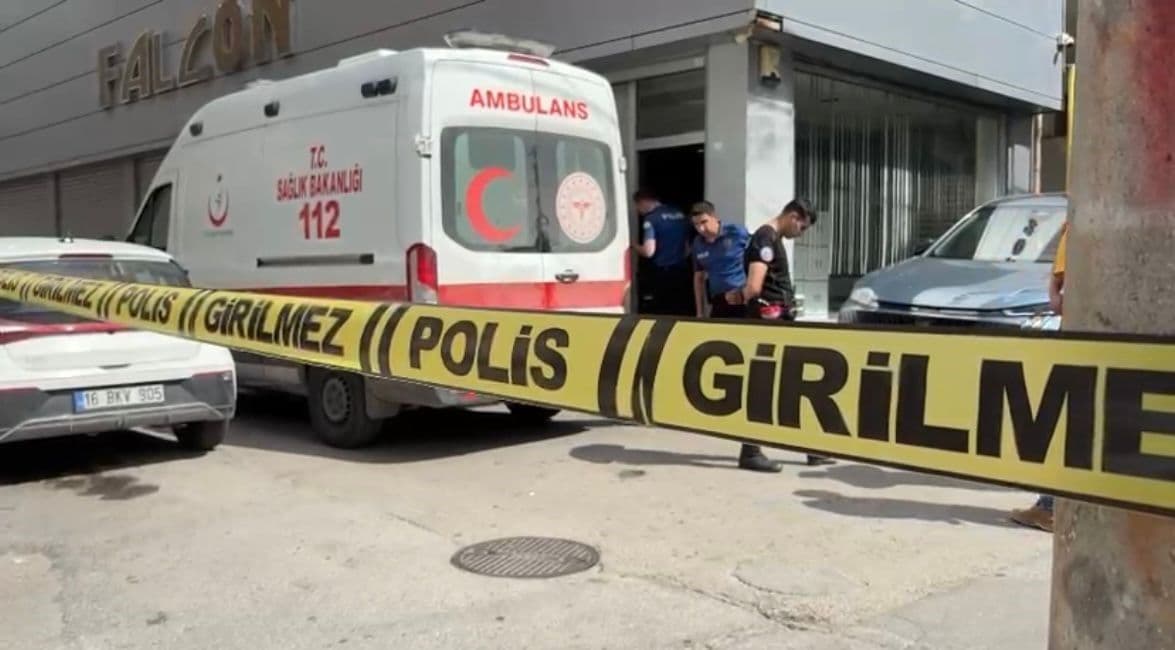 Bursa Osmangazi'de silahlı olayın yaşandığı olay yerinde polis ve ambulans ekipleri, güvenlik şeridi çekilmiş.