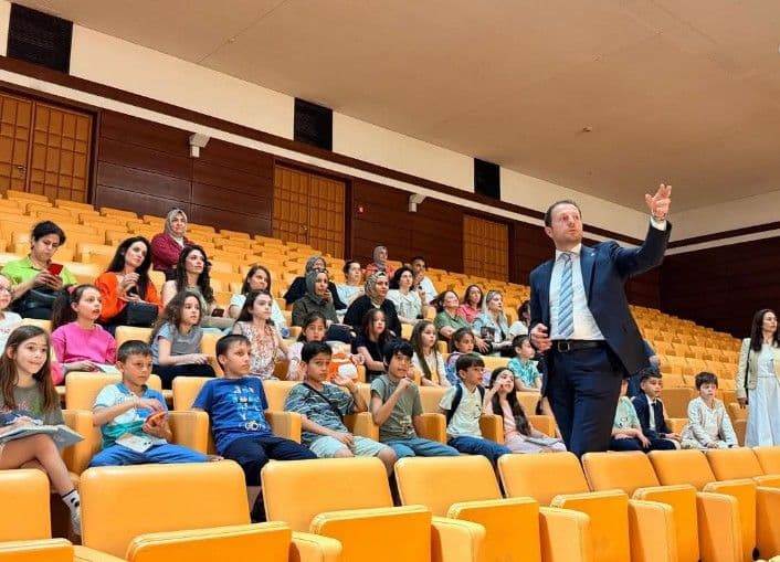 Bursa Milletvekili Ahmet Kılıç'tan Meclis'te Duygusal Anlar: Oğluyla Birlikte Bursalı Çocukları Gezdirdi