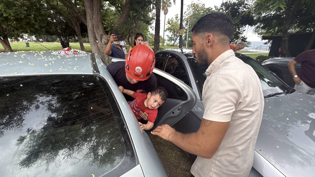 Antalya'da otomobilde mahsur kalan 1 yaşındaki Firuz'u itfaiye ekipleri kurtarıyor.