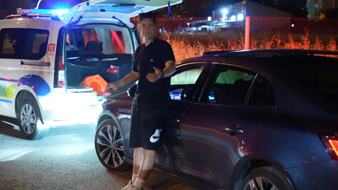 Edirne'de alkollü sürücü trafik denetiminde polis aracı ve sivil araç yanında duruyor.