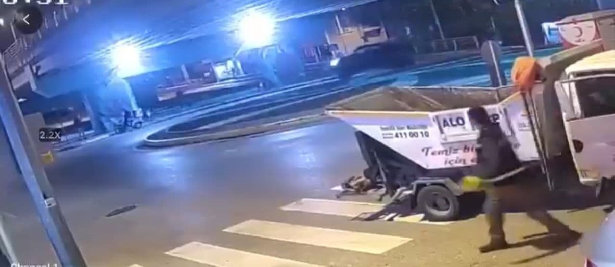 Kocaeli'de motosiklet ve pikabın karıştığı trafik kazası sonrası olay yeri görüntüsü.