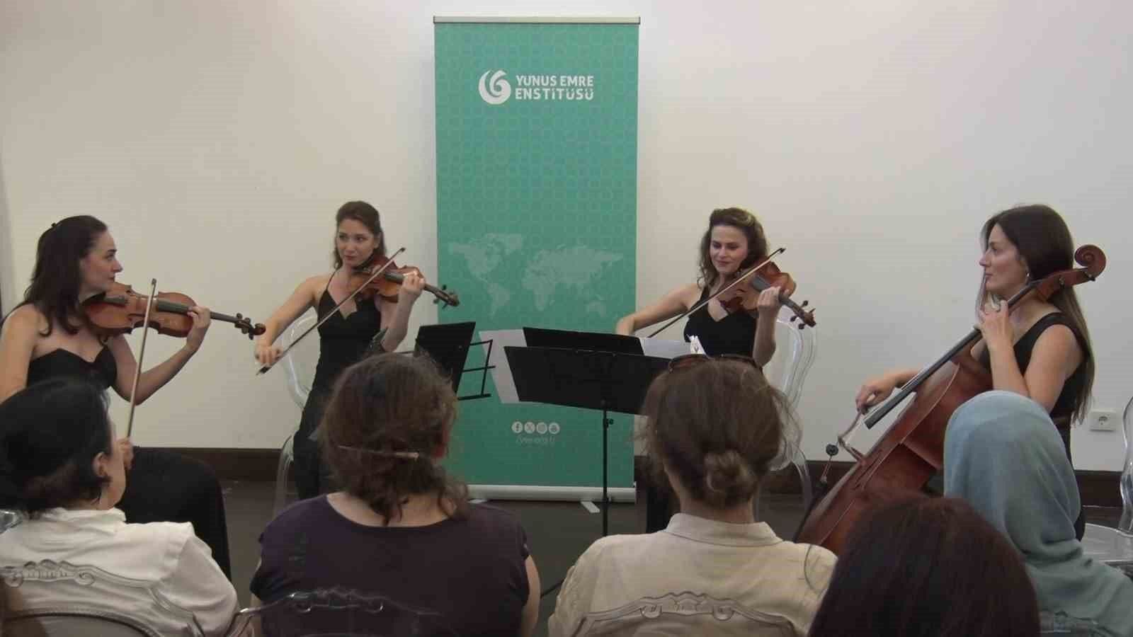 Nemeth Quartet üyeleri Beyoğlu'nda oda müziği konseri verirken, Yunus Emre Enstitüsü pankartı arkada.