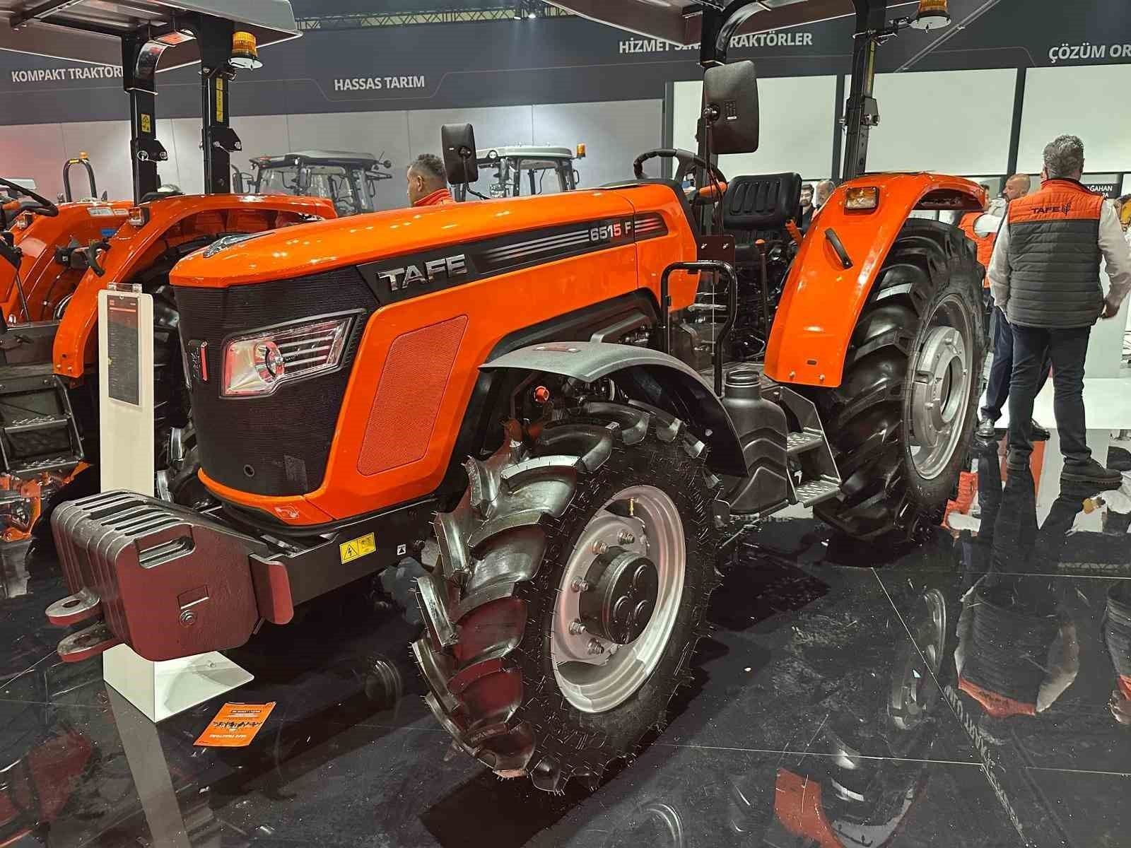 Türkiye'deki traktör sayısı artışı ve azalışı haberini gösteren turuncu renkli modern bir traktör.