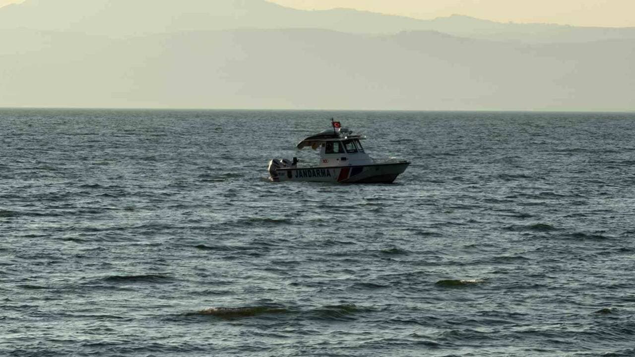 İznik Gölü'nde arama kurtarma çalışması yapan jandarma botu