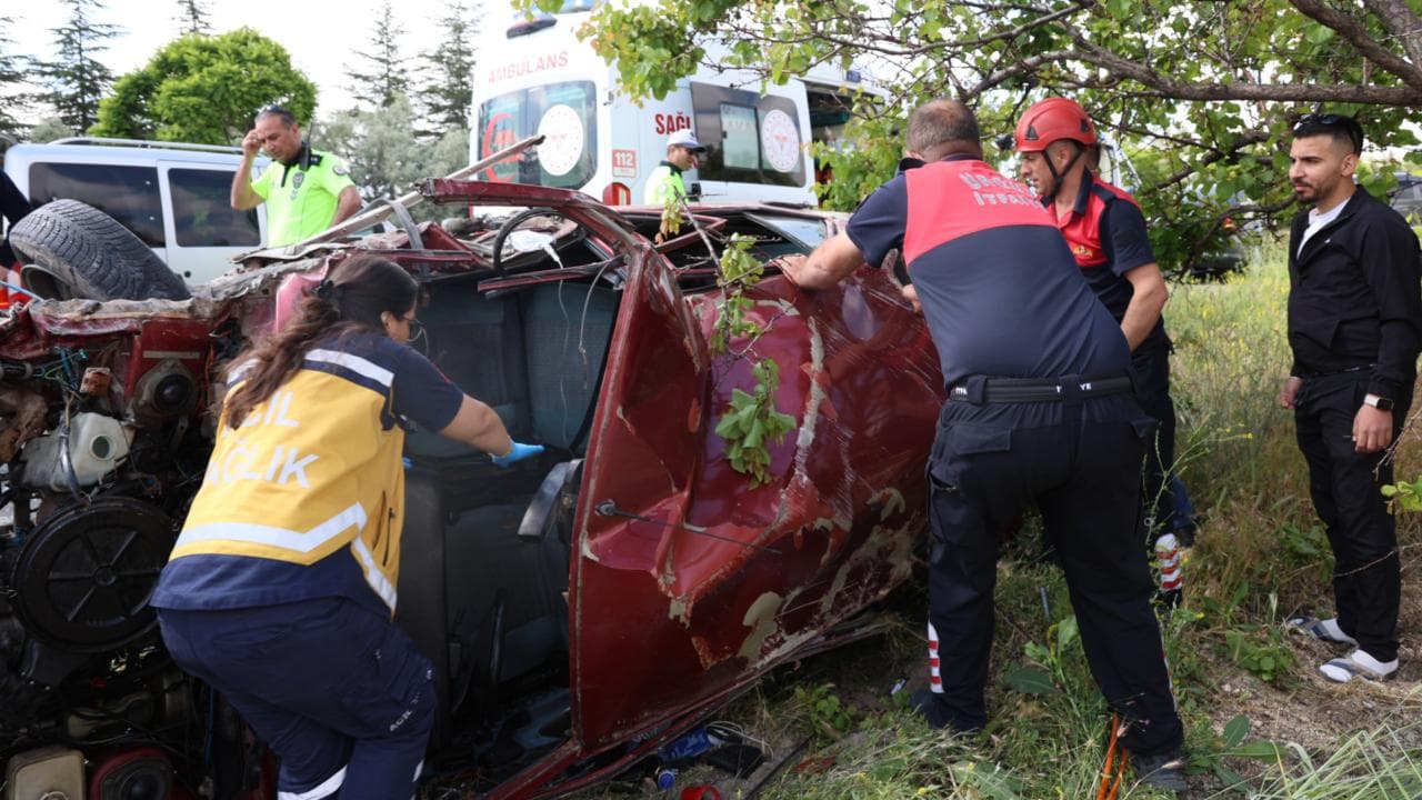 Nevşehir'de sınav yolunda meydana gelen trafik kazasında devrilen araç ve olay yerindeki acil durum ekipleri.
