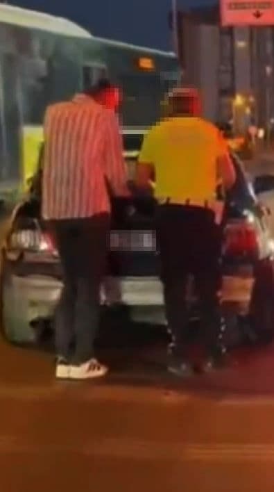 Bahçeşehir'de drift yapan sürücüye ceza kesilirken, polis ve sürücü araç başında.