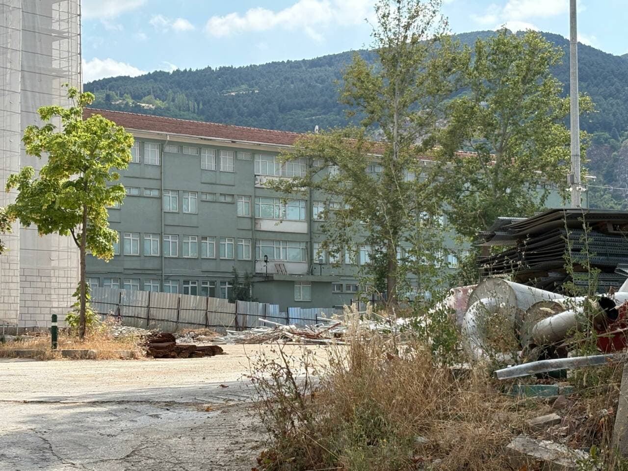 Bursa Memleket Hastanesi'nin dış görünüşü, kapalı ve terk edilmiş hali.