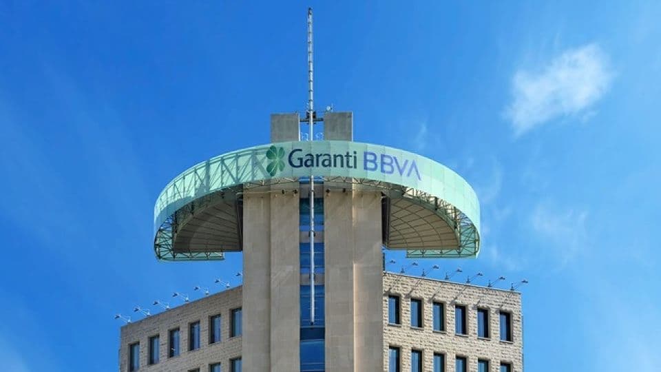 Garanti BBVA logosu ve genel merkez binası.