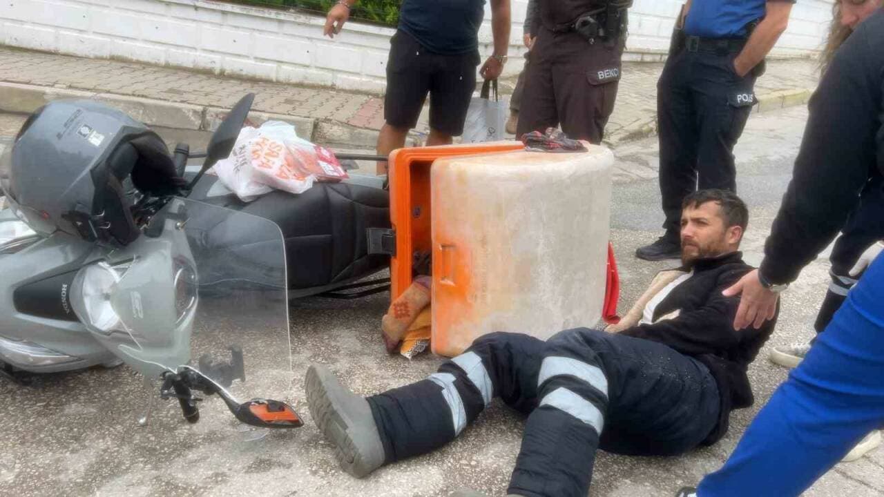 Bursa Mudanya'da motosiklet kazası sonrası yaralı kurye ve olay yeri incelemesi.
