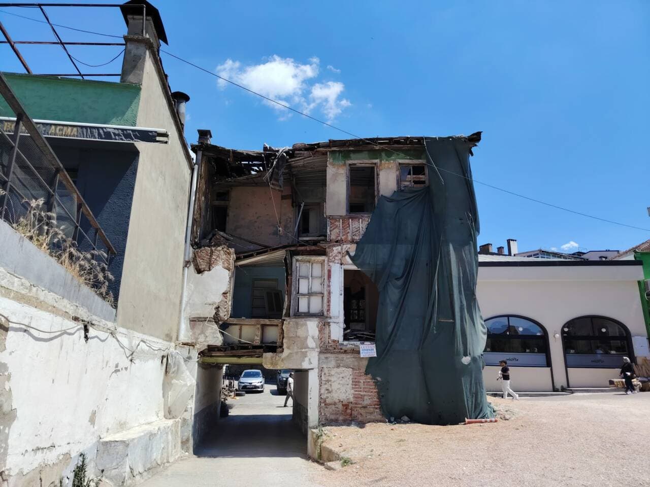 Bursa'da çökme tehlikesi olan 150 yıllık tarihi bina ve altındaki otopark.