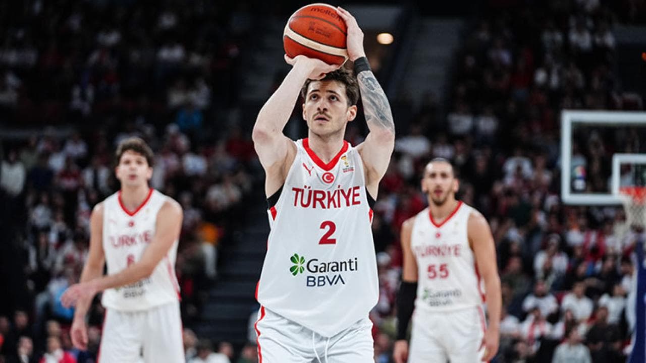 A Milli Erkek Basketbol Takımı oyuncusu maç sırasında serbest atış kullanırken.