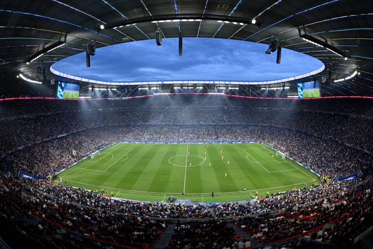 Münih Futbol Arenası'nda oynanan bir futbol maçı.