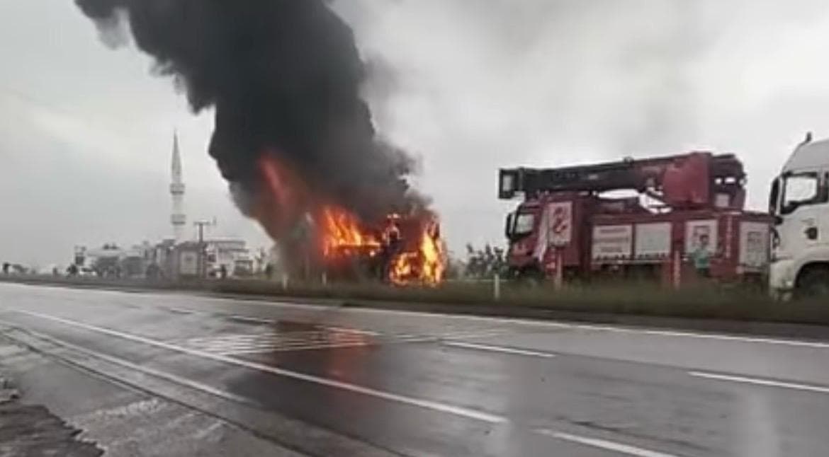 Sakarya'da yanan yolcu otobüsü ve olay yerine gelen itfaiye ekipleri.