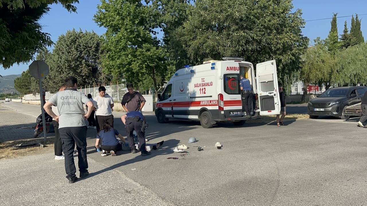 Bursa İznik'te motosiklet ve otomobil çarpışması sonucu meydana gelen trafik kazası yerinde ambulans ve polis ekipleri.