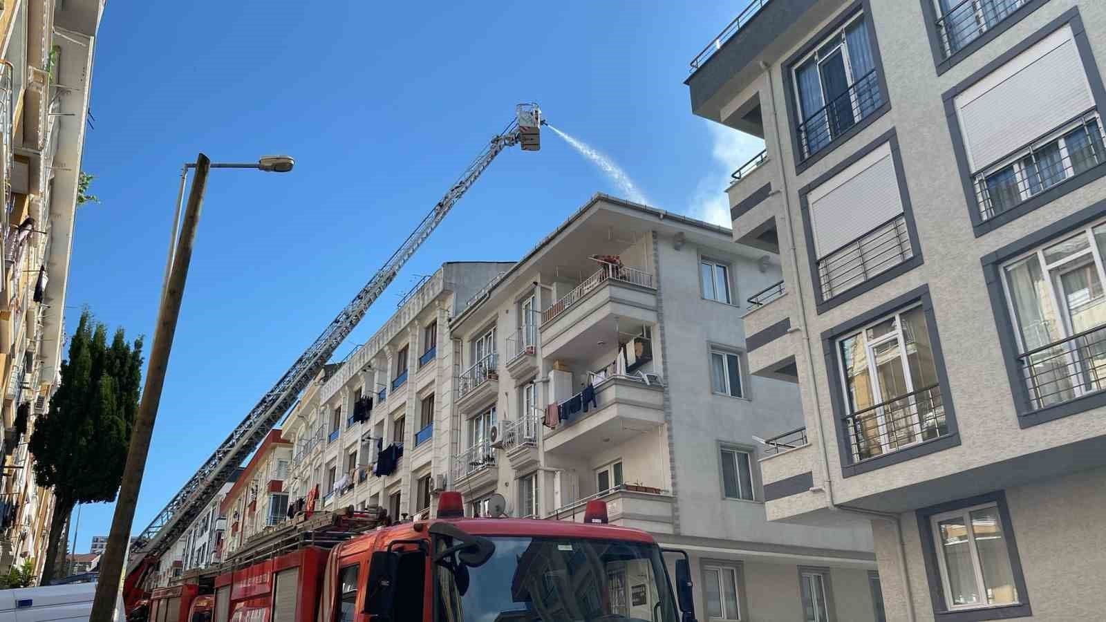 Küçükçekmece'de apartman yangınına müdahale eden itfaiye ekipleri.
