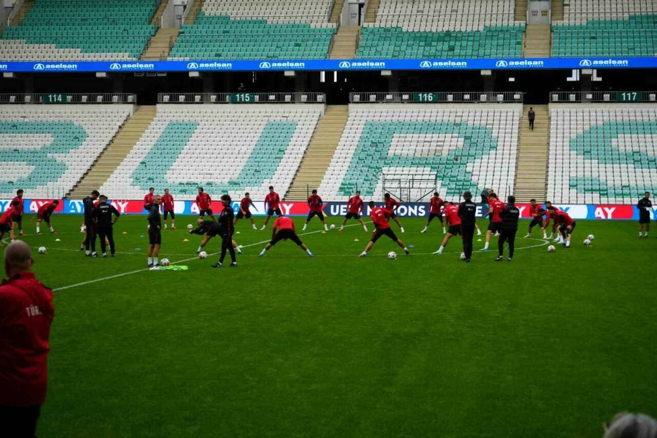 A Milli Futbol Takımı, İtalya Maçı Öncesi Son Antrenmanını Bursa'da Gerçekleştirdi
