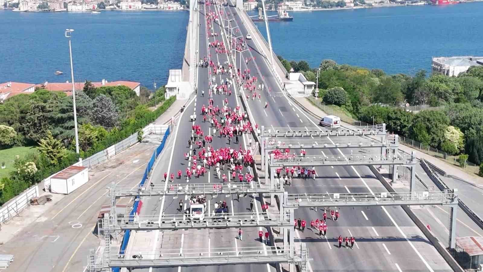 15 Temmuz Demokrasi ve Milli Birlik Günü kapsamında 15 Temmuz Şehitler Köprüsü'nde düzenlenen yürüyüşün havadan çekilmiş fotoğrafı.