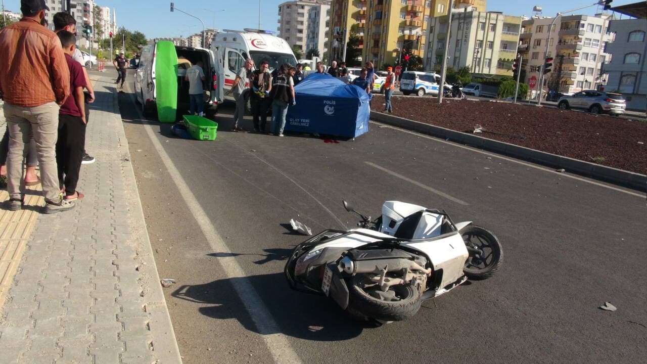 Bursa trafik kazası, motosiklet otomobil çarpışması, olay yeri incelemesi, polis ve ambulans.