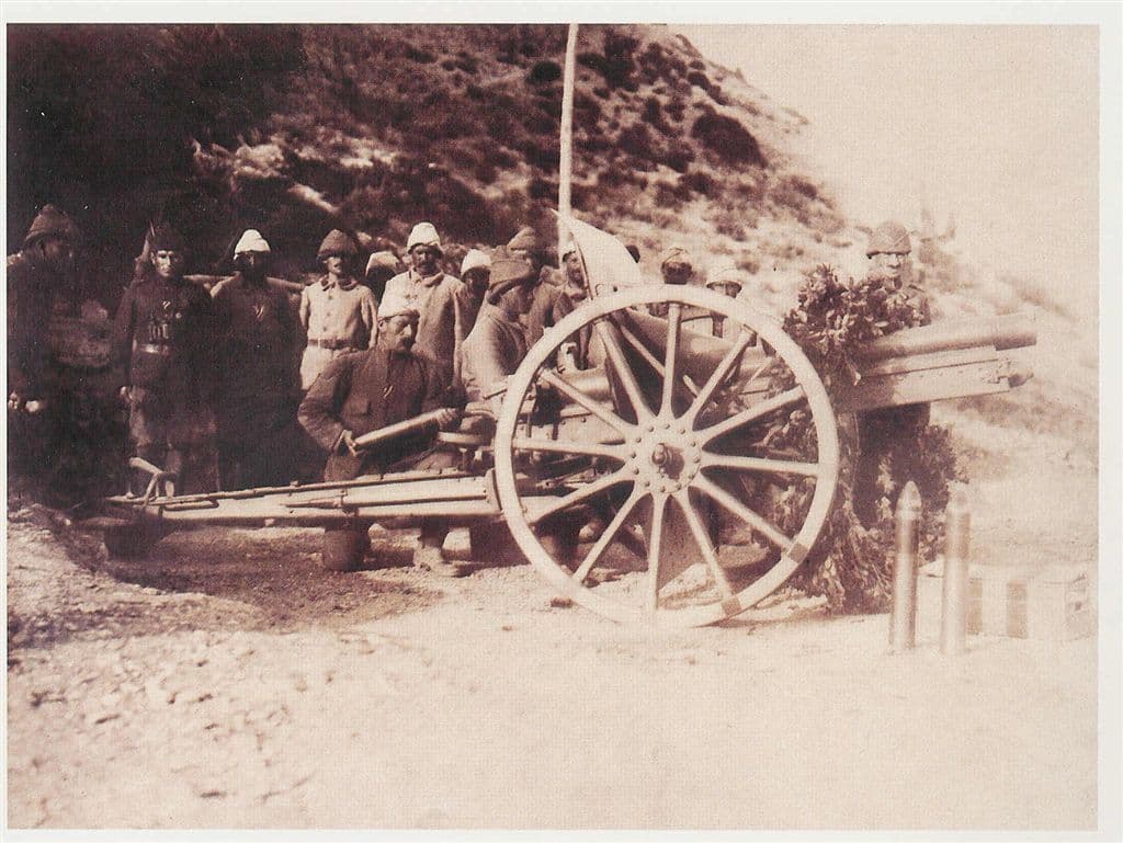 Çanakkale Savaşı'nda görevli Müstecip Onbaşı ve silah arkadaşlarının top bataryası başında tarihi bir fotoğrafı.