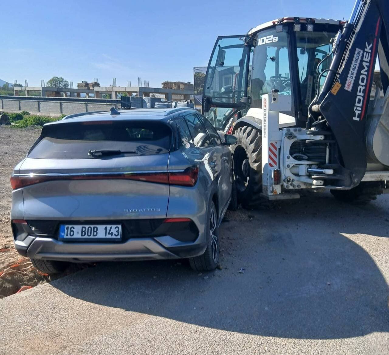 Bursa İnegöl'de otomobilin iş makinesine çarptığı trafik kazası sonrası olay yeri görüntüsü.
