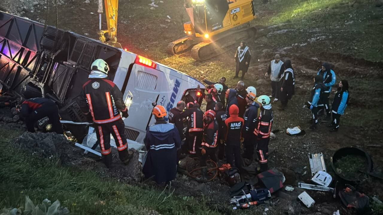 Malatya'da Yolcu Otobüsü Şarampole Devrildi: 4 Ölü, 15 Yaralı