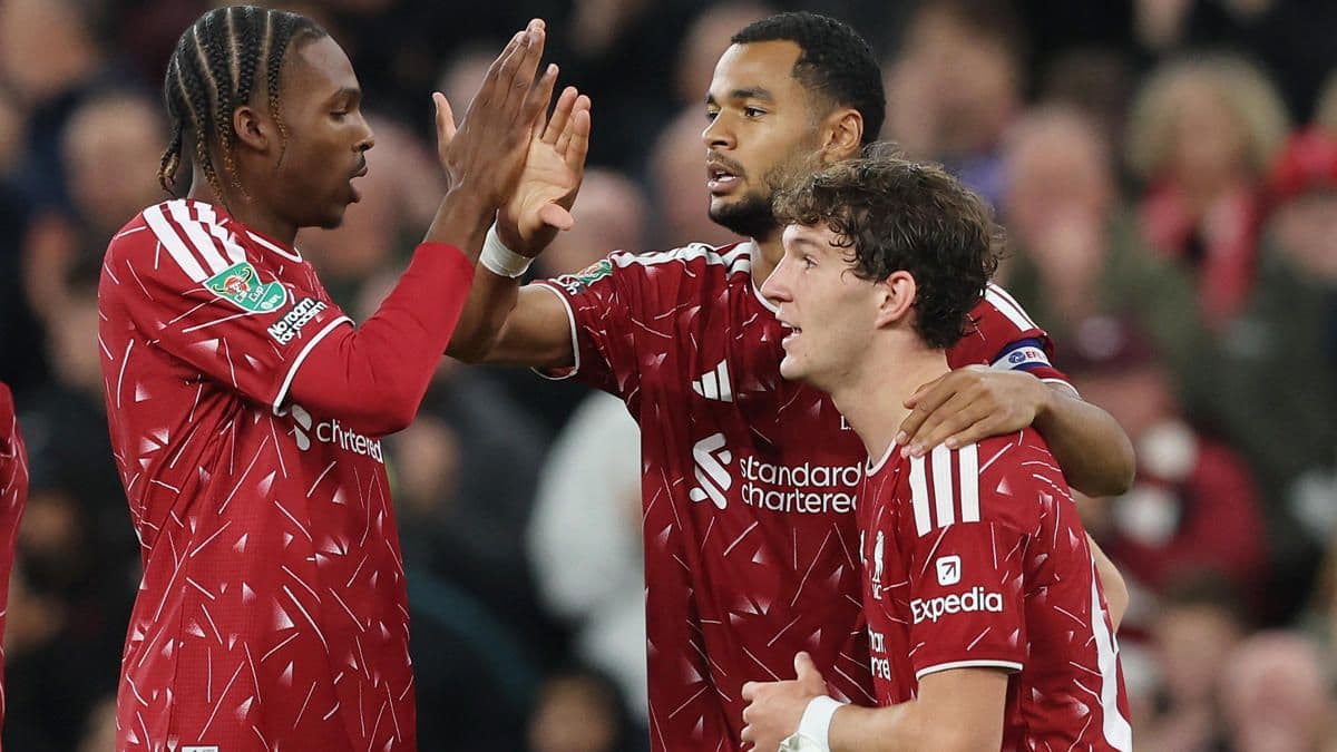 Liverpool futbolcuları Lig Kupası maçında galibiyet sevincini yaşıyor.