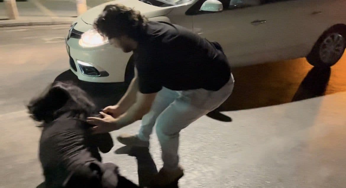 Bursa'da ters şeritte yakalanan sürücünün polise direnişi sırasında yaşanan gergin anlar.