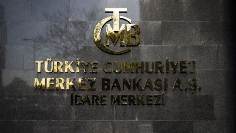 Türkiye Cumhuriyet Merkez Bankası (TCMB) binasının dış cephesi ve logosu.