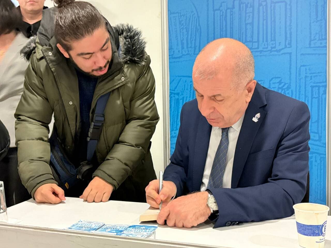 Zafer Partisi Genel Başkanı Ümit Özdağ, Bursa Kitap Fuarı'nda Yoğun İlgiyle Karşılandı