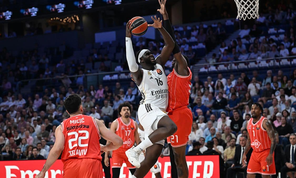 Real Madrid'den bir basketbolcu, EuroLeague play-off maçında Hapoel'e karşı şut atarken.