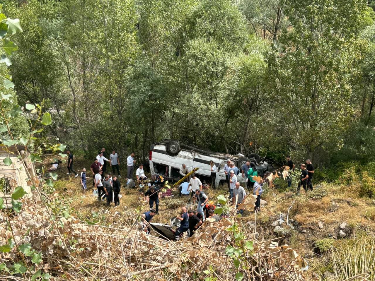 Sivas'ta şarampole devrilen minibüsün kaza yeri görüntüsü