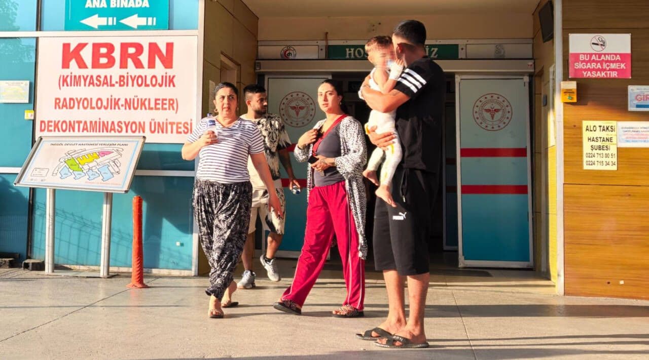 İnegöl Devlet Hastanesi önünde yaralı çocuğu taşıyan aile üyeleri